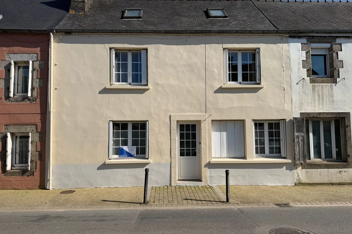 Façade de maison de ville ravalée par JMI Rénovation : enduit beige clair uniforme et encadrements de fenêtres repris