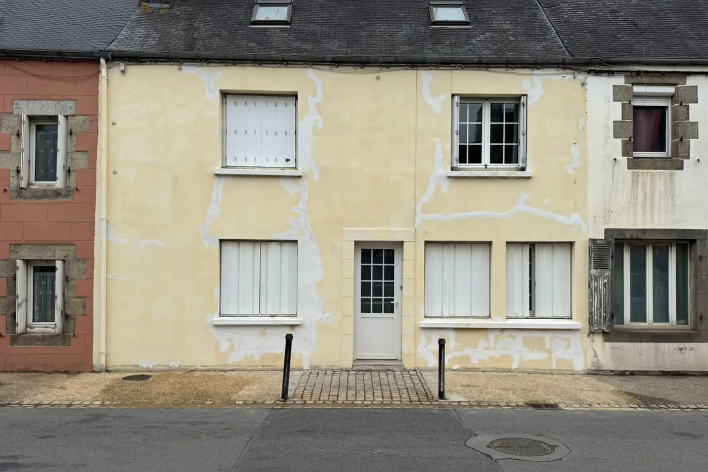 La même façade avant travaux : peinture cloquée et décollée sur toute la hauteur