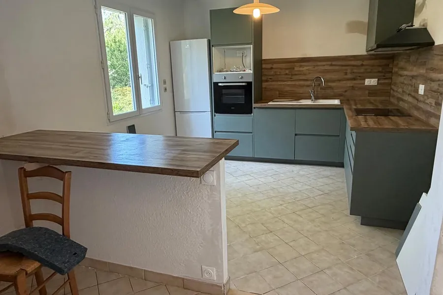 Cuisine repeinte par JMI Rénovation : murs blancs et plafond remis à neuf