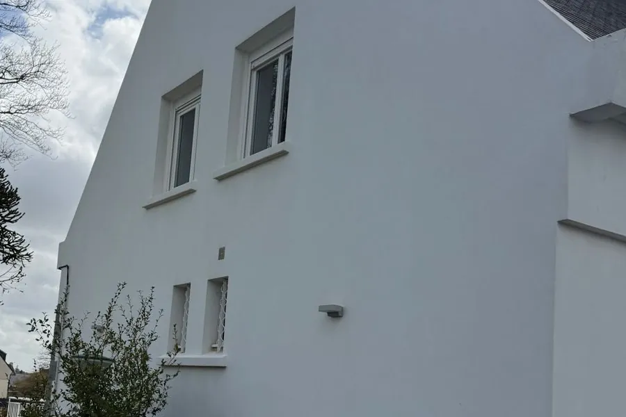 Le même pignon après nettoyage haute pression et traitement : mur redevenu blanc
