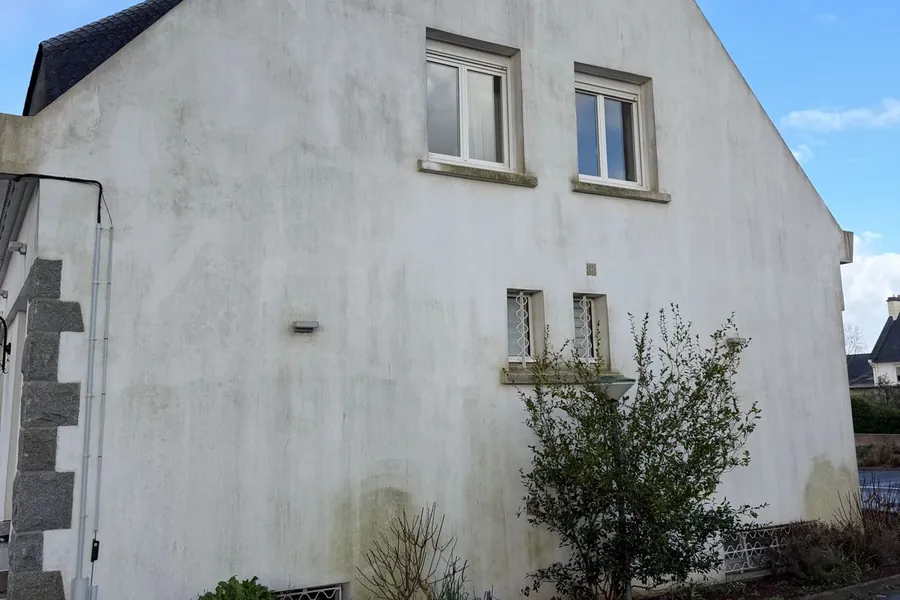 Pignon de maison encrassé par les mousses et les coulures avant intervention